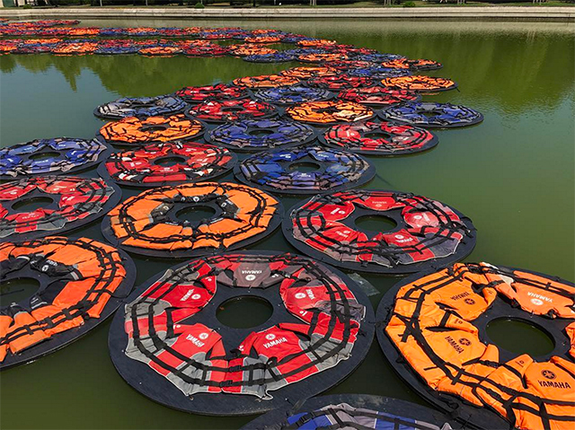 Ай Вэйвэй создал инсталляцию из спасательных жилетов в фонтане венского дворца (фото 1)
