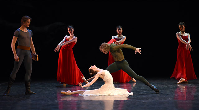 Светлана Захарова на сцене Большого театра в костюмах Игоря Чапурина (фото 4)