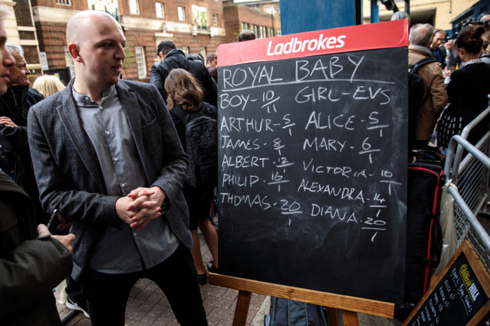 Как британцы ждали рождения третьего ребенка Кейт Миддлтон (фото 5)