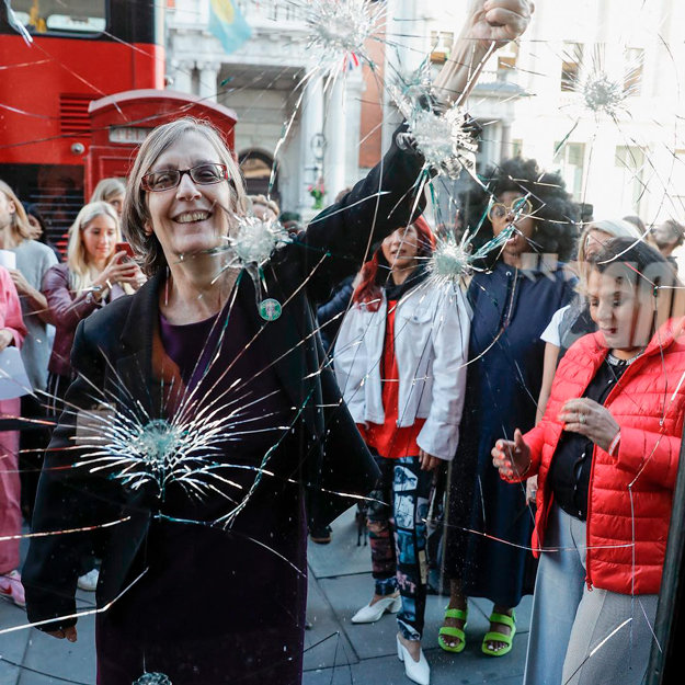 Почему женщины стали разбивать витрины главных лондонских магазинов (фото 1)