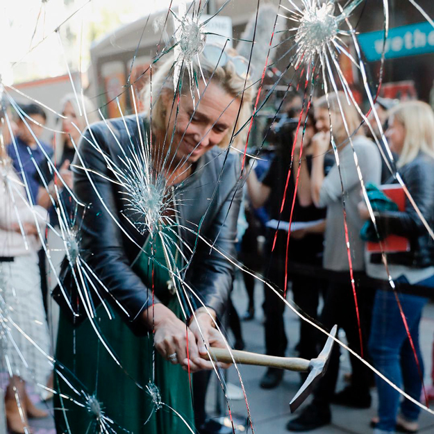 Почему женщины стали разбивать витрины главных лондонских магазинов (фото 2)