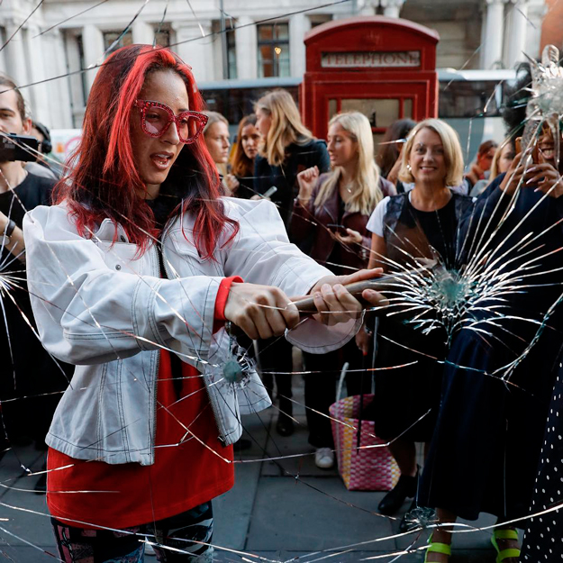 Почему женщины стали разбивать витрины главных лондонских магазинов (фото 4)