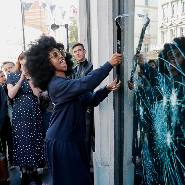 Почему женщины стали разбивать витрины главных лондонских магазинов (фото 5)