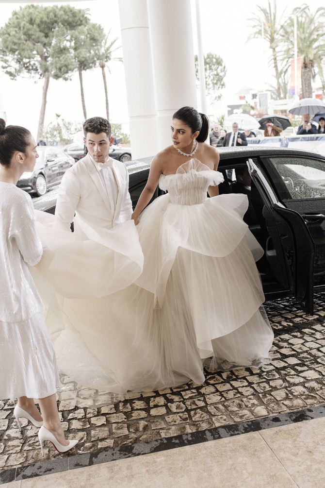 Архивный Chanel и свадебное платье: 10 эффектных выходов Каннского кинофестиваля — 2019 (фото 10)