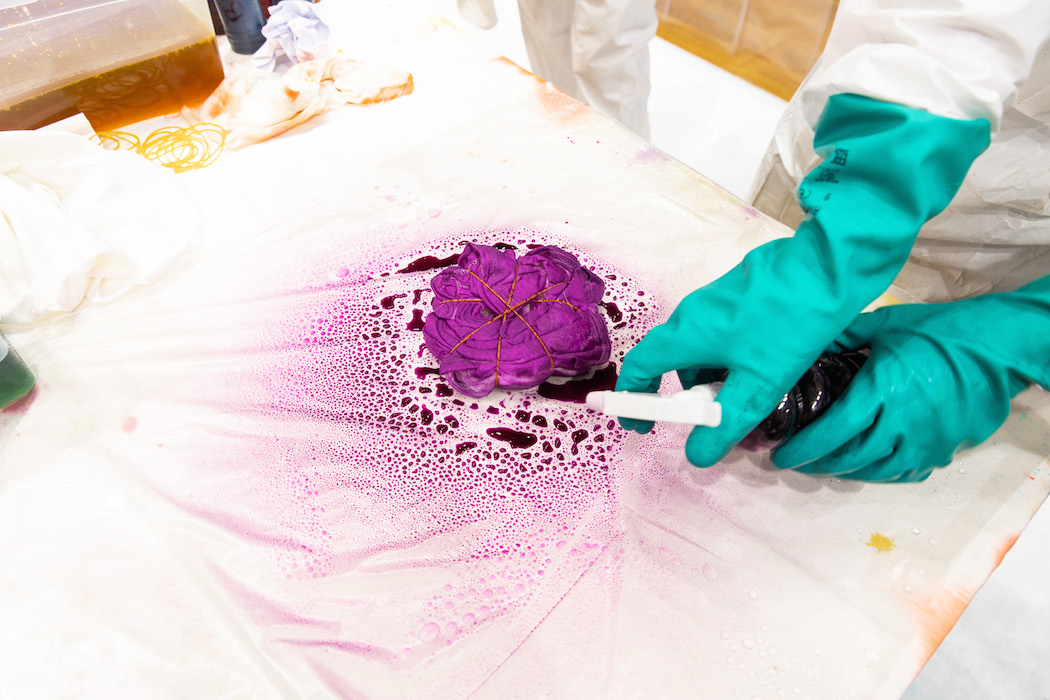 В ЦУМе открылась лаборатория кастомизации вещей в стиле tie-dye (фото 3)