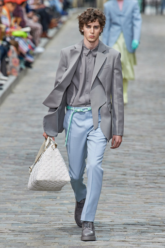 Поле гвоздик, мужчины в юбках и картошка из «Макдоналдса»: Ксения Чилингарова — о Неделе мужской моды в Париже (фото 6)