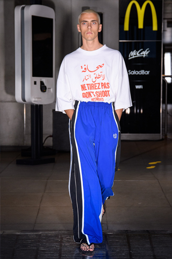 Поле гвоздик, мужчины в юбках и картошка из «Макдоналдса»: Ксения Чилингарова — о Неделе мужской моды в Париже (фото 12)