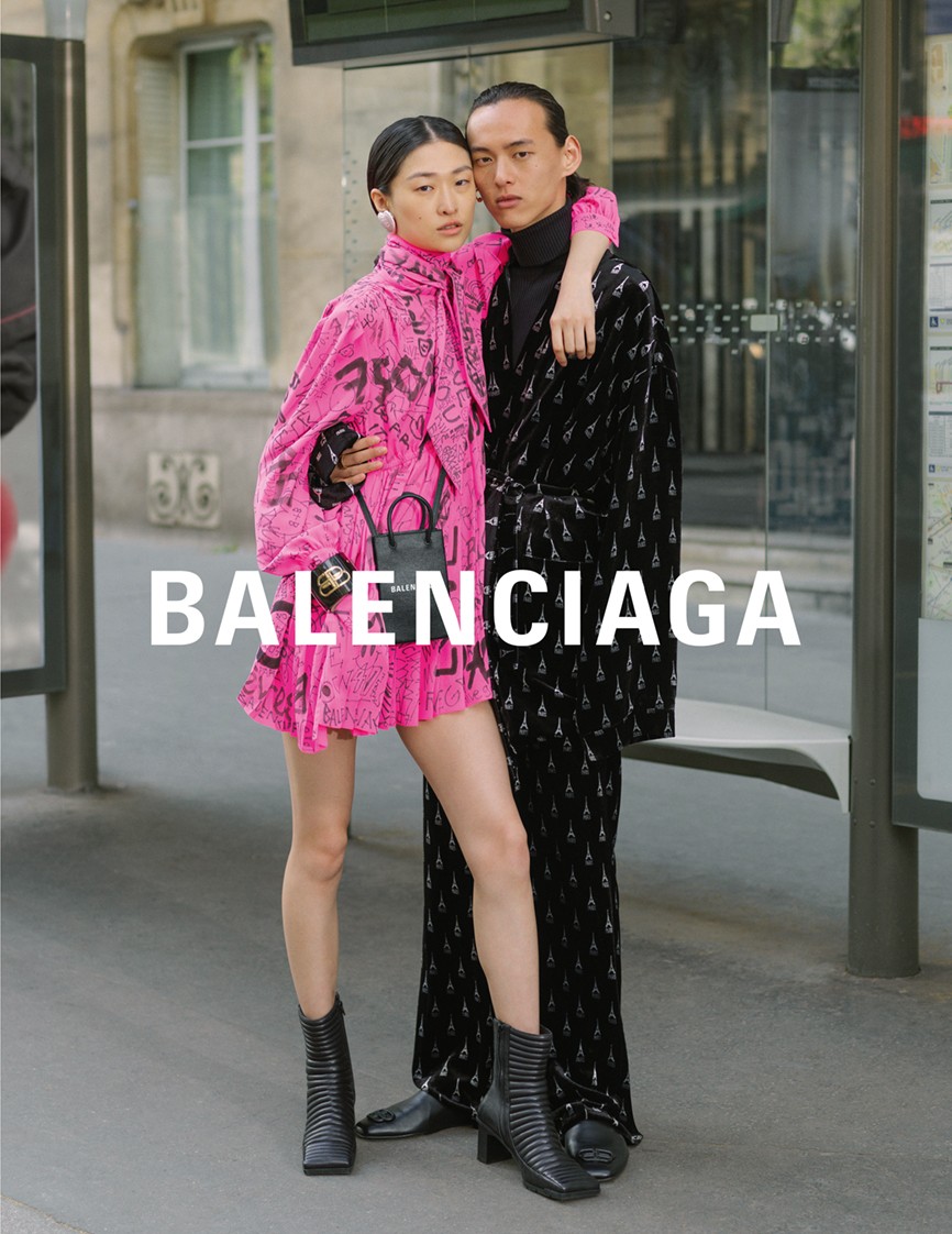 Модели целуются на парижских улицах в новой кампании Balenciaga (фото 3)
