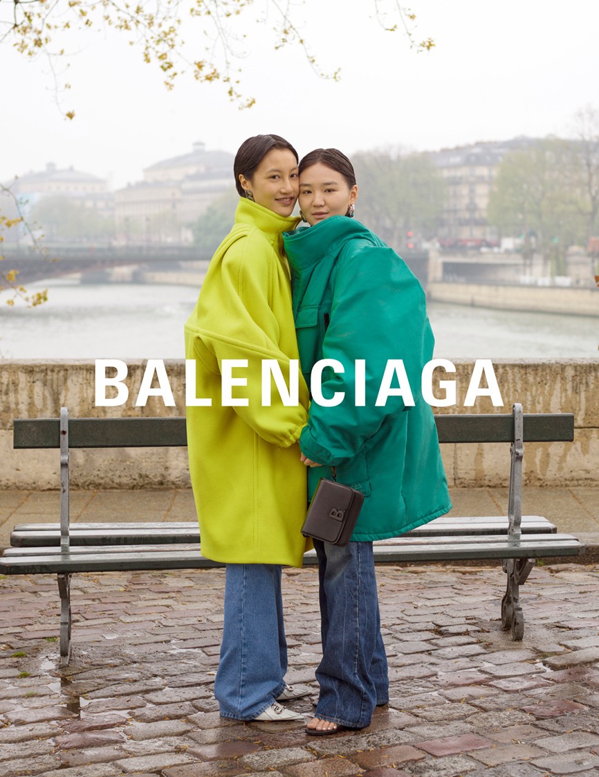 Модели целуются на парижских улицах в новой кампании Balenciaga (фото 2)