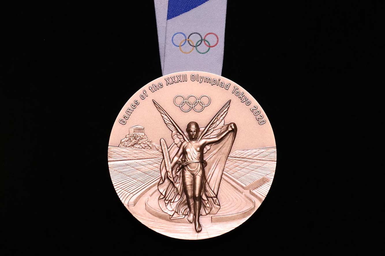 Организаторы Олимпийских игр в Токио показали медали из переработанной электроники (фото 7)