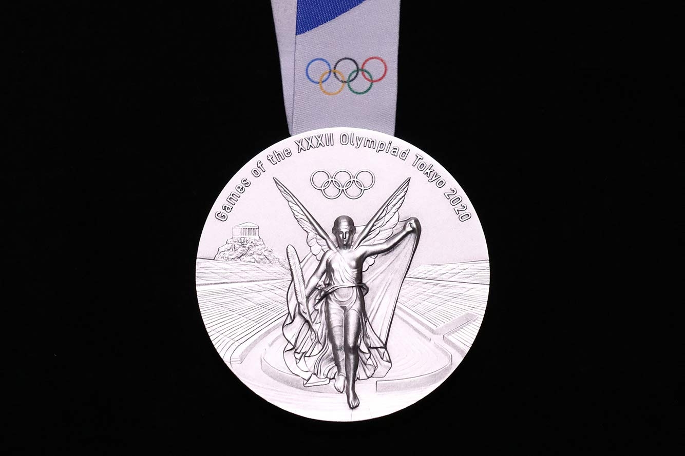 Организаторы Олимпийских игр в Токио показали медали из переработанной электроники (фото 5)