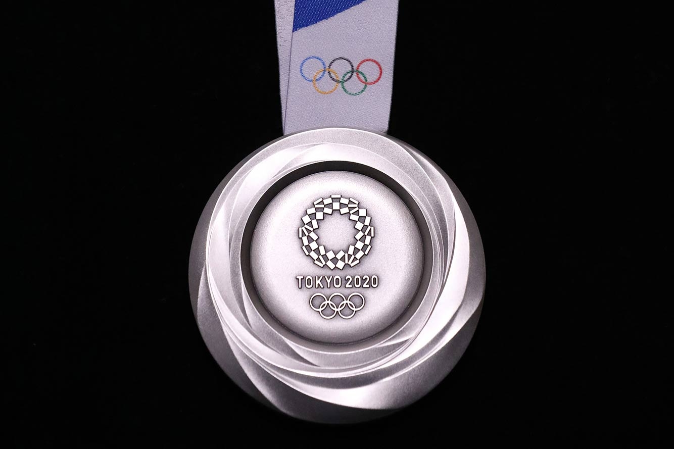 Организаторы Олимпийских игр в Токио показали медали из переработанной электроники (фото 4)