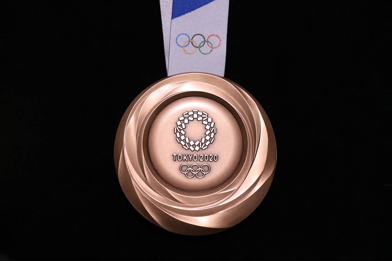 Организаторы Олимпийских игр в Токио показали медали из переработанной электроники (фото 6)