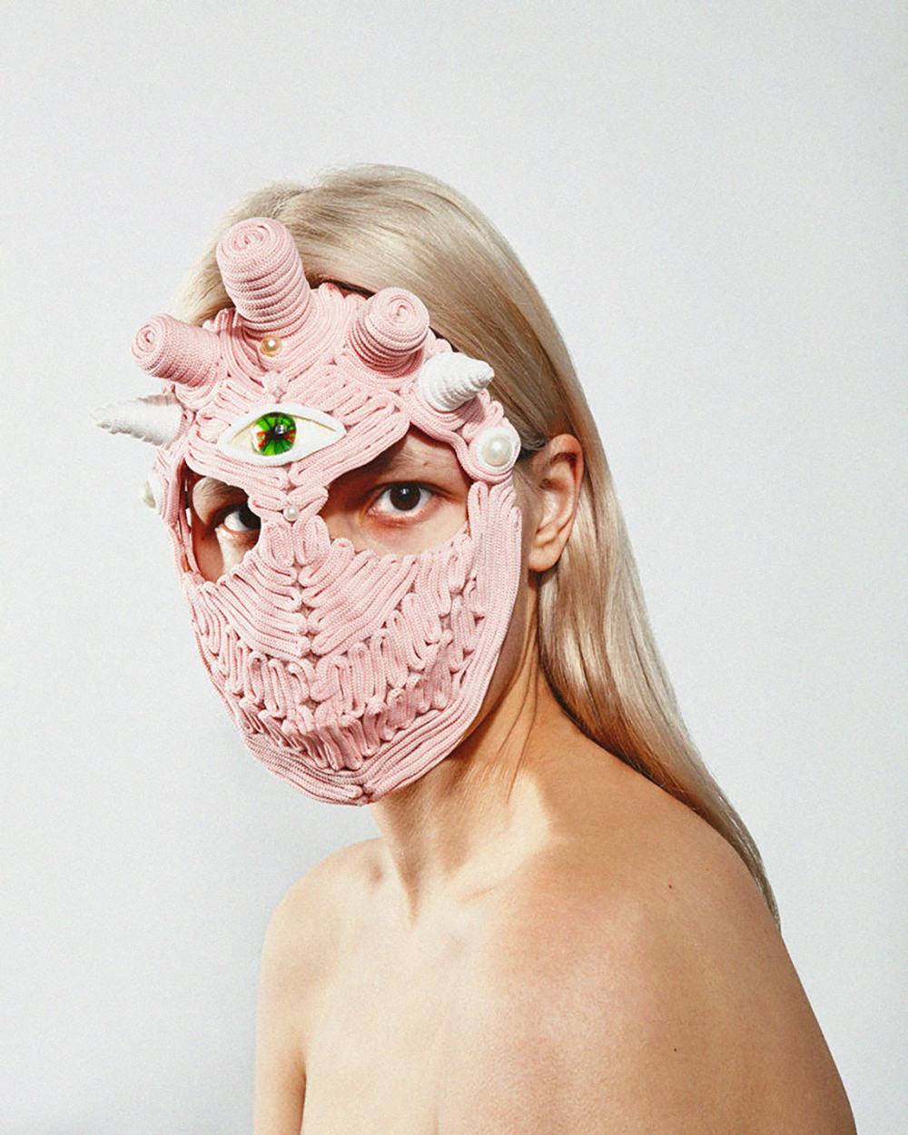 Знакомьтесь, Настя Пилепчук. Она делает необычные маски из металла, дерева или CD-дисков (фото 3)