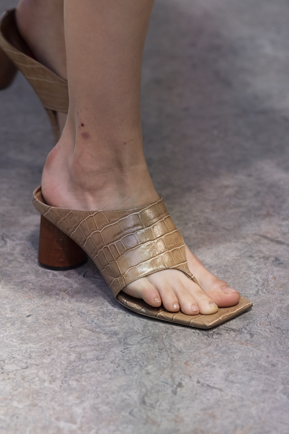 Обувь сезона весна-лето 2020: вьетнамки, вязаные сапоги и «мамины мюли» (фото 12)
