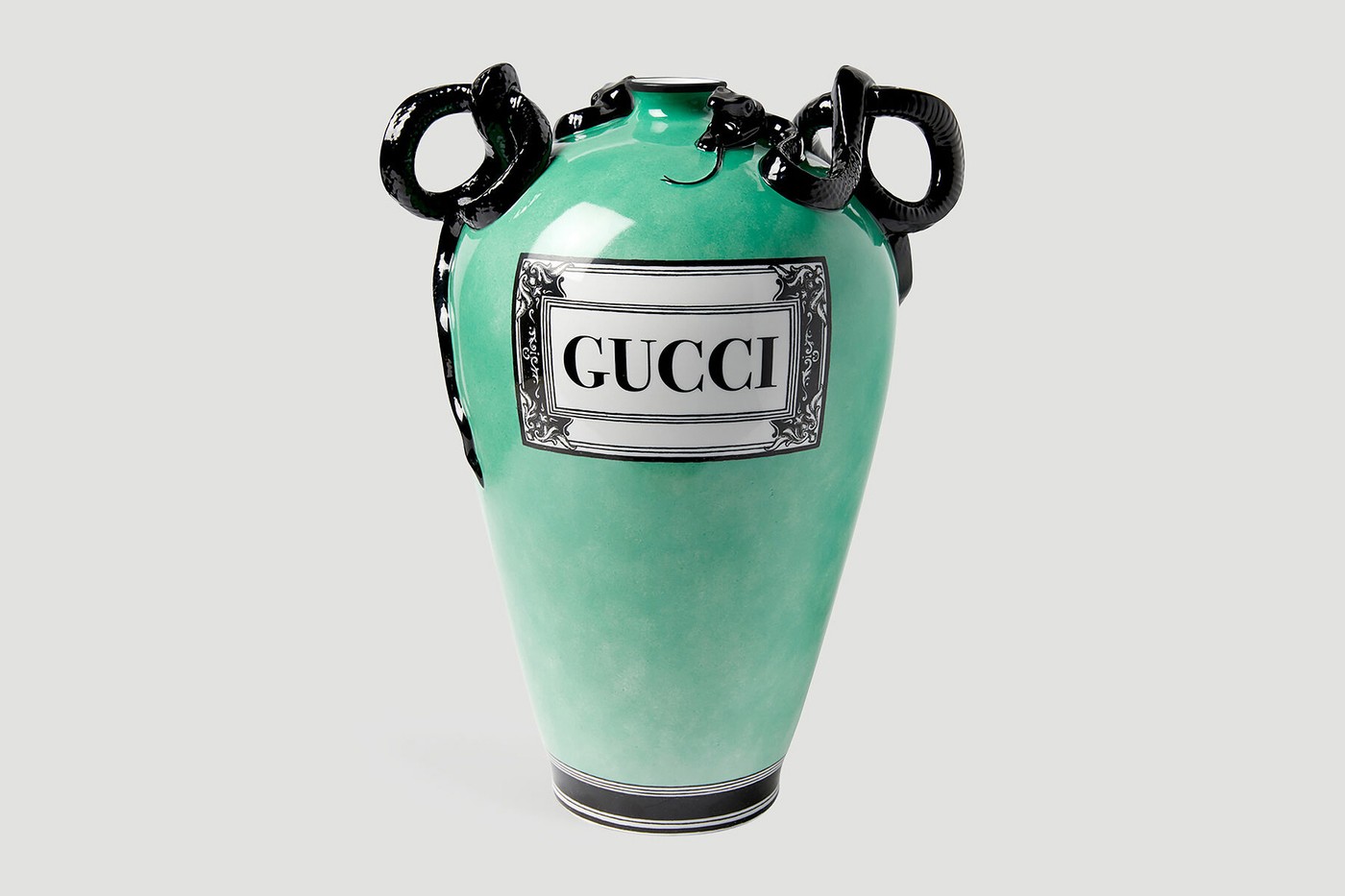 Gucci выпустил новую коллекцию фарфоровых ваз со змеями вместо ручек (фото 1)