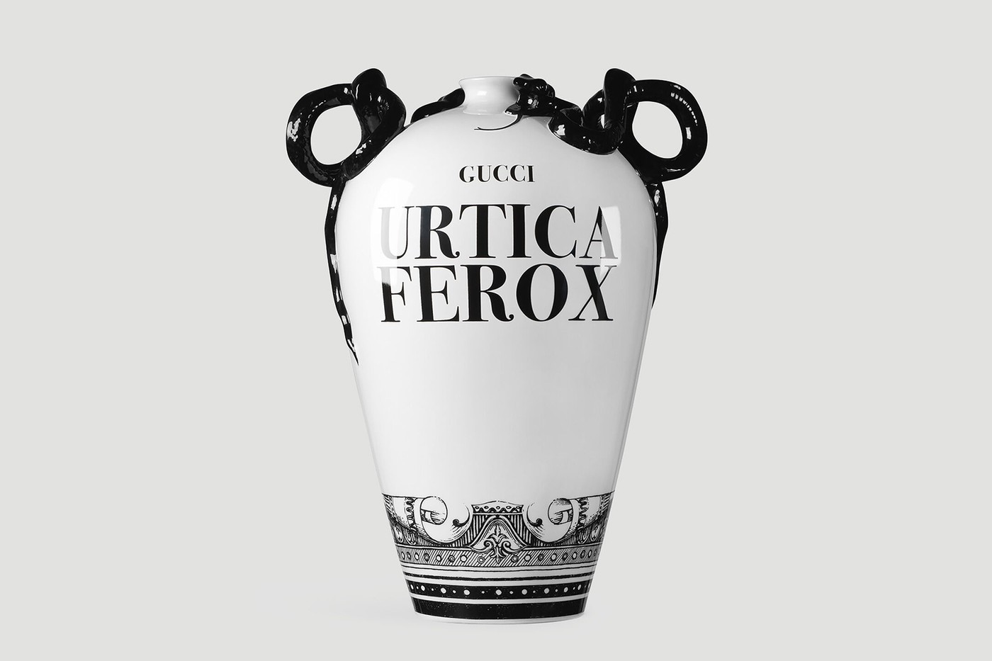 Gucci выпустил новую коллекцию фарфоровых ваз со змеями вместо ручек (фото 3)
