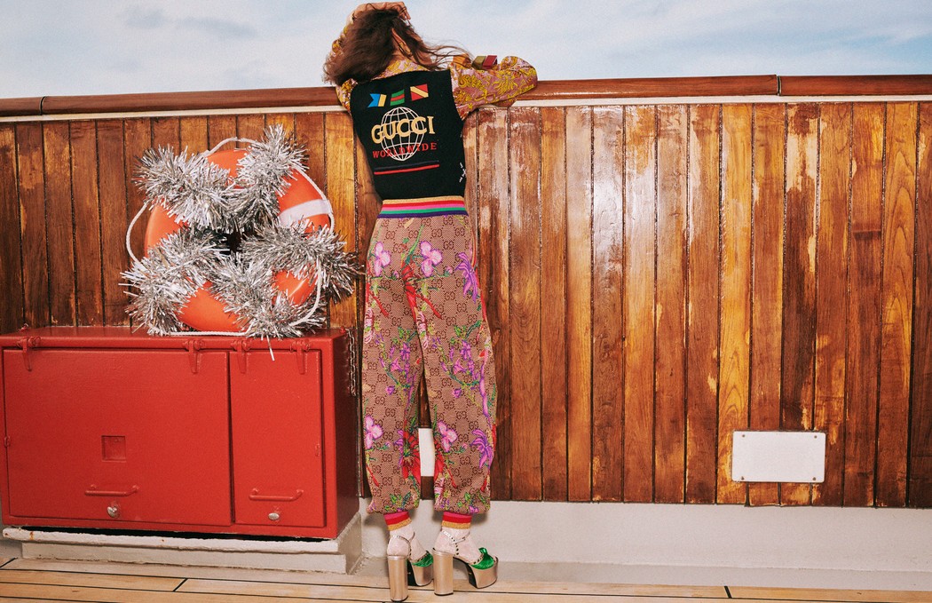 Модели позируют с мишурой на пляже в рождественской кампании Gucci (фото 10)
