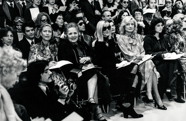 Редактор моды Мэри Рассел опубликовала неизвестные архивные фото Ива Сен-Лорана, Карла Лагерфельда, Джованни Версаче (фото 1)