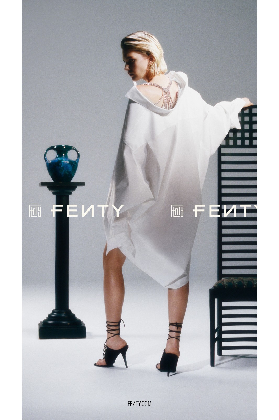 Рианна выпустила кампанию декабрьской коллекции Fenty (фото 1)