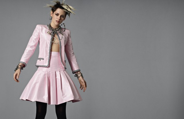 Кристен Стюарт примеряет розовый жакет в новой кампании Chanel (фото 1)