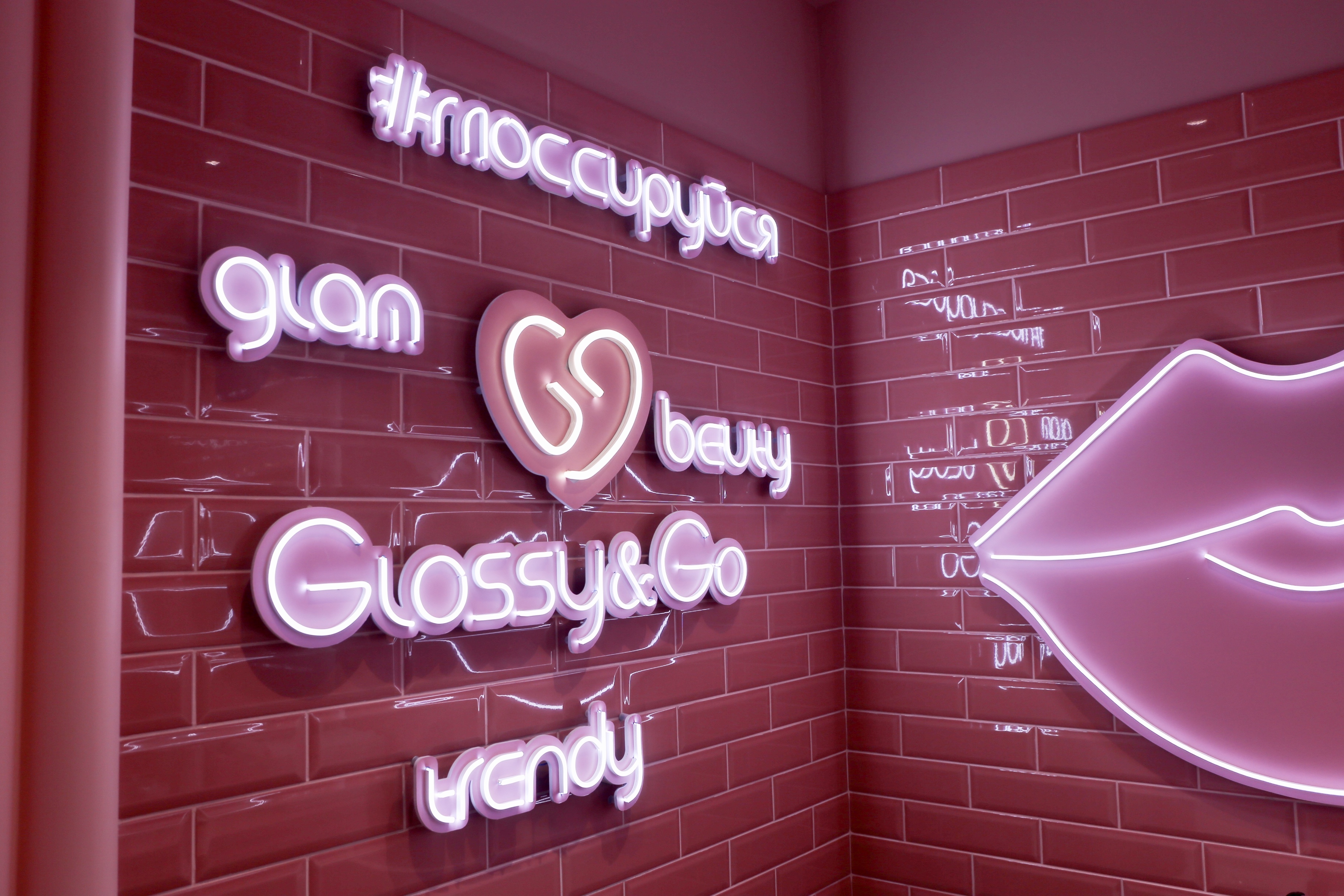 В Москве открылся новый салон красоты Glossy&Go (фото 1)