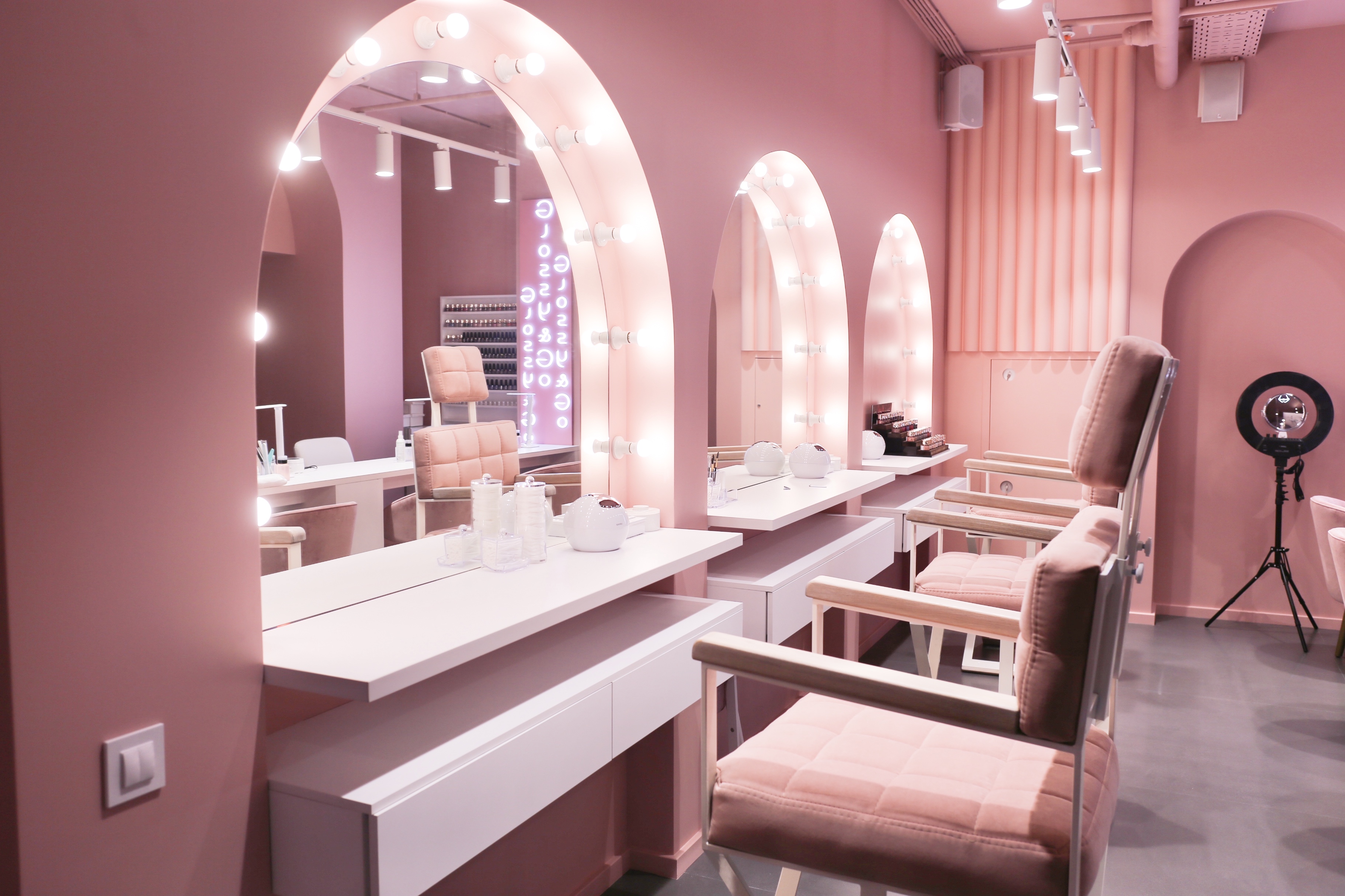 В Москве открылся новый салон красоты Glossy&Go (фото 2)