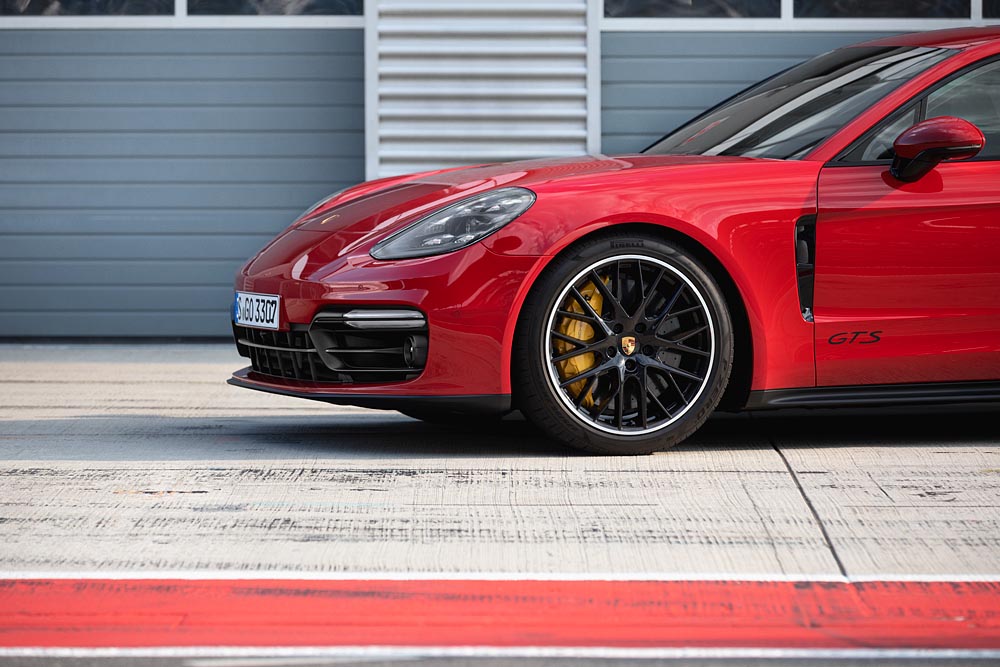 Porsche представил две новые спортивные модели в линии Panamera (фото 3)
