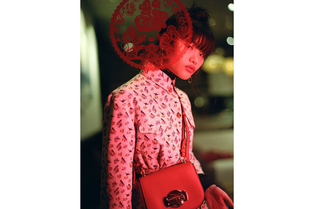Красные сумки и платья в цветочек: Prada выпустил коллекцию к китайскому Новому году (фото 19)