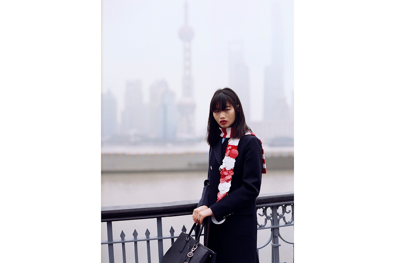 Красные сумки и платья в цветочек: Prada выпустил коллекцию к китайскому Новому году (фото 24)