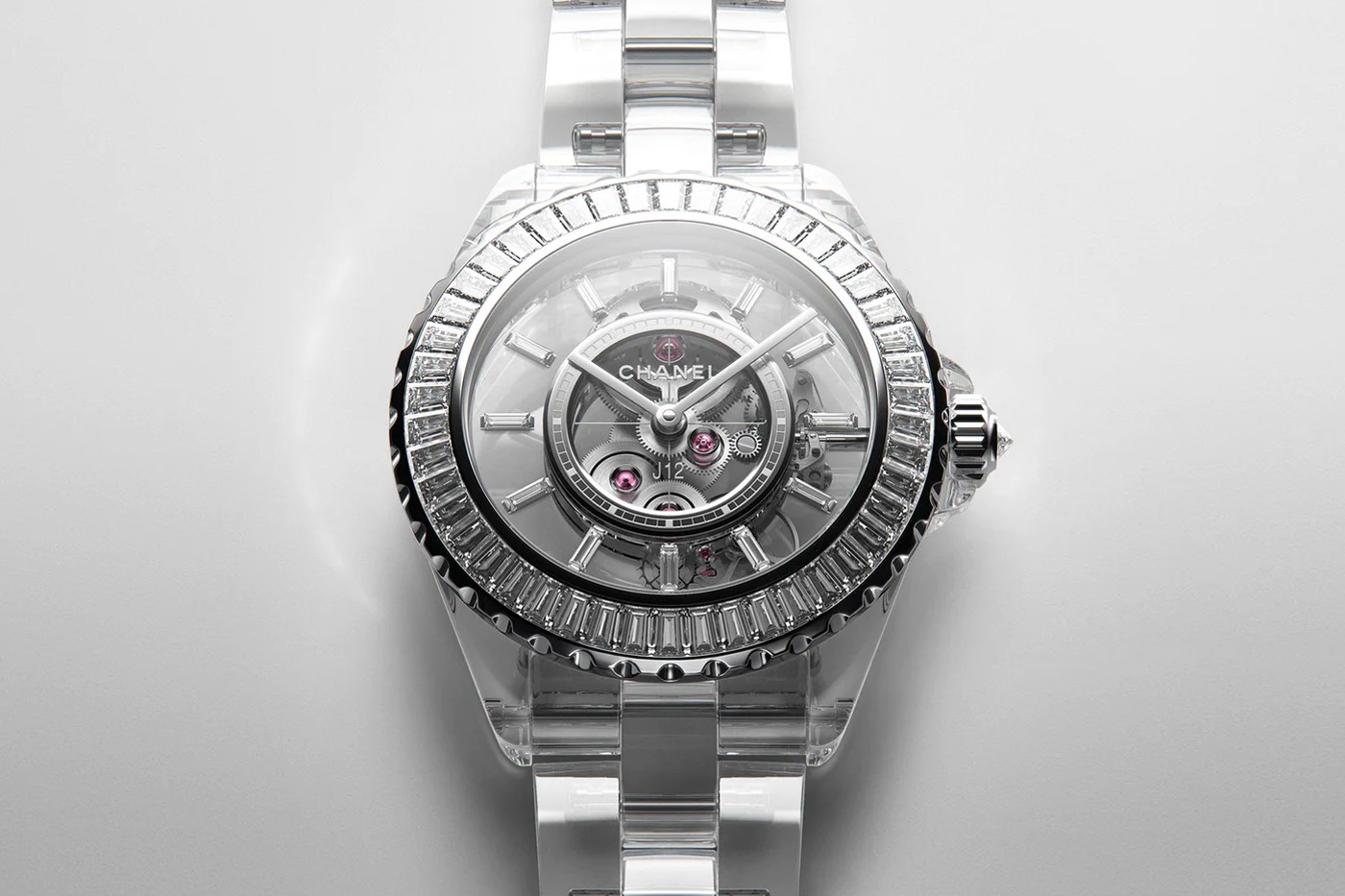 Chanel показал часы J12 с прозрачным браслетом из сапфирового стекла (фото 1)