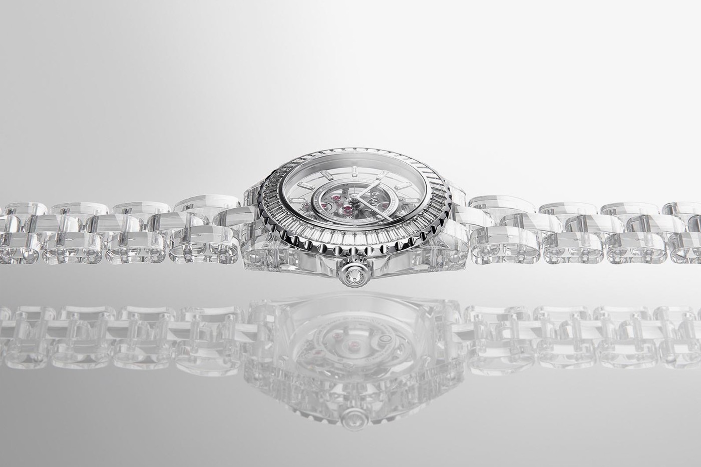 Chanel показал часы J12 с прозрачным браслетом из сапфирового стекла (фото 2)