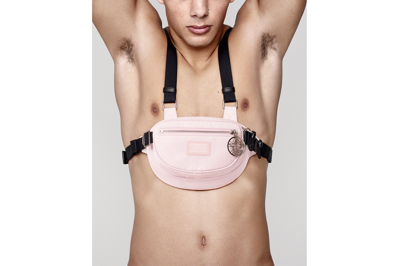 Рикардо Тиши сделал розовые сумки с ремнями для Burberry B Series (фото 2)
