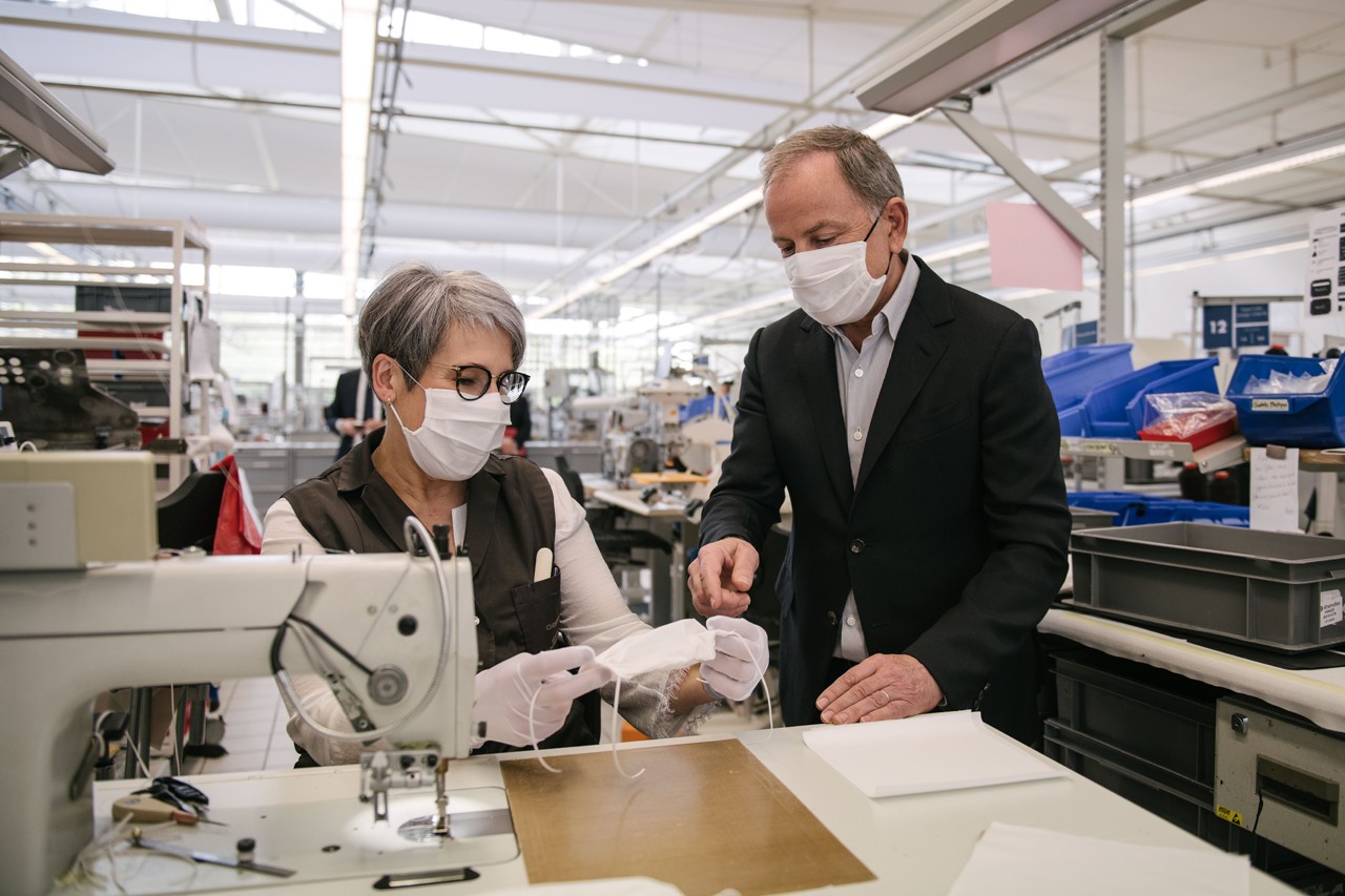 В мастерских Louis Vuitton начали шить защитные маски (фото 1)