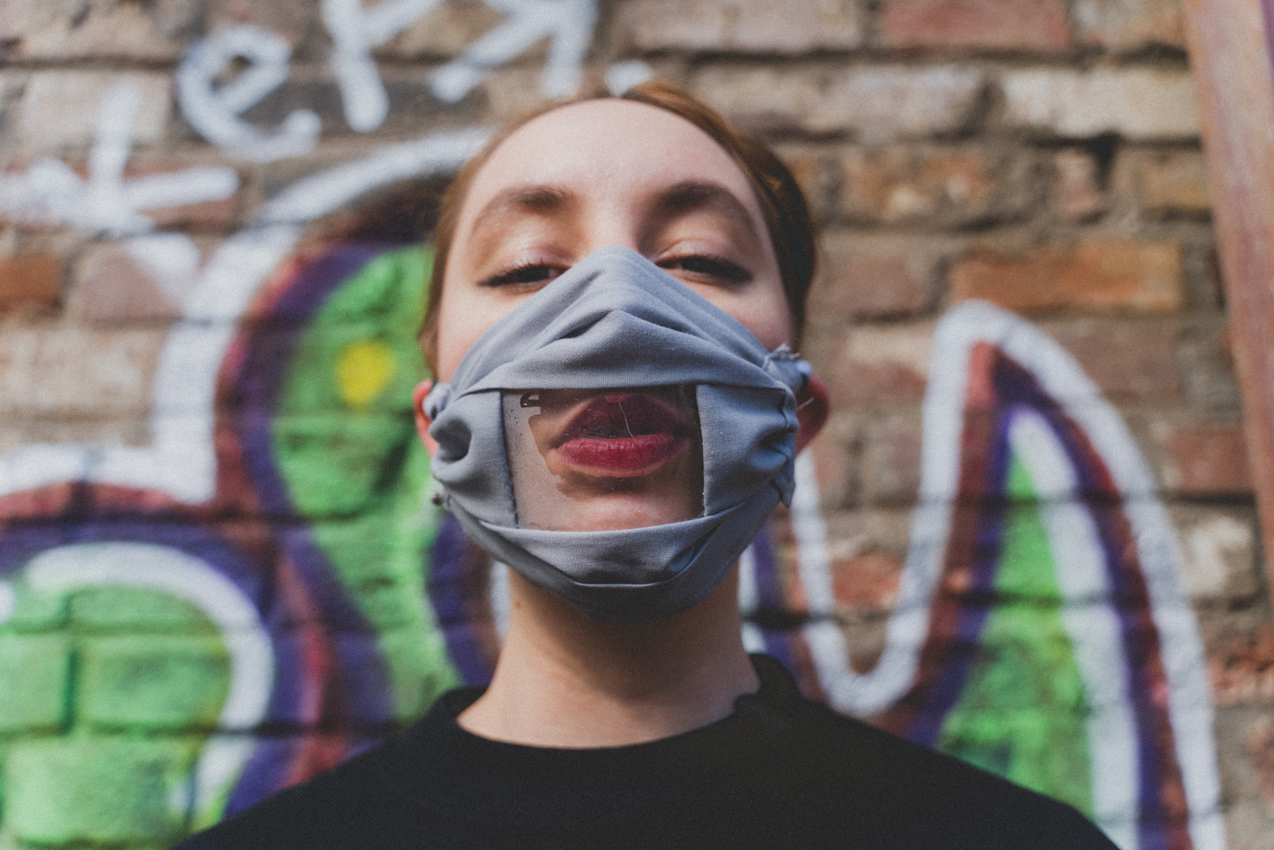 Художницы сделали «говорящие маски» для сотрудников сферы услуг (фото 3)
