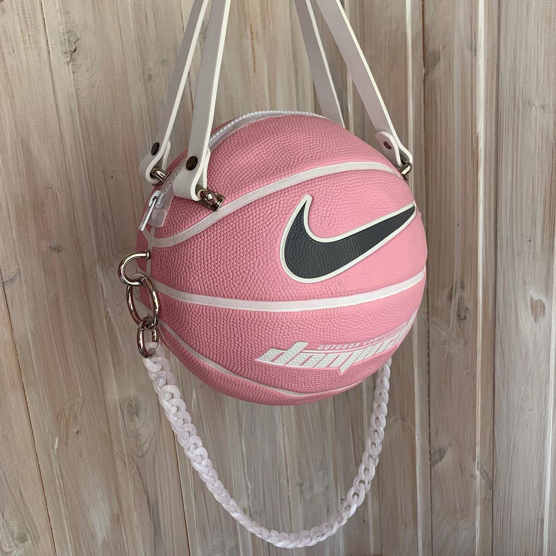 Новое имя: российская марка byinvercia, которая шьет сумки из мячей — от теннисных до баскетбольных (фото 1)