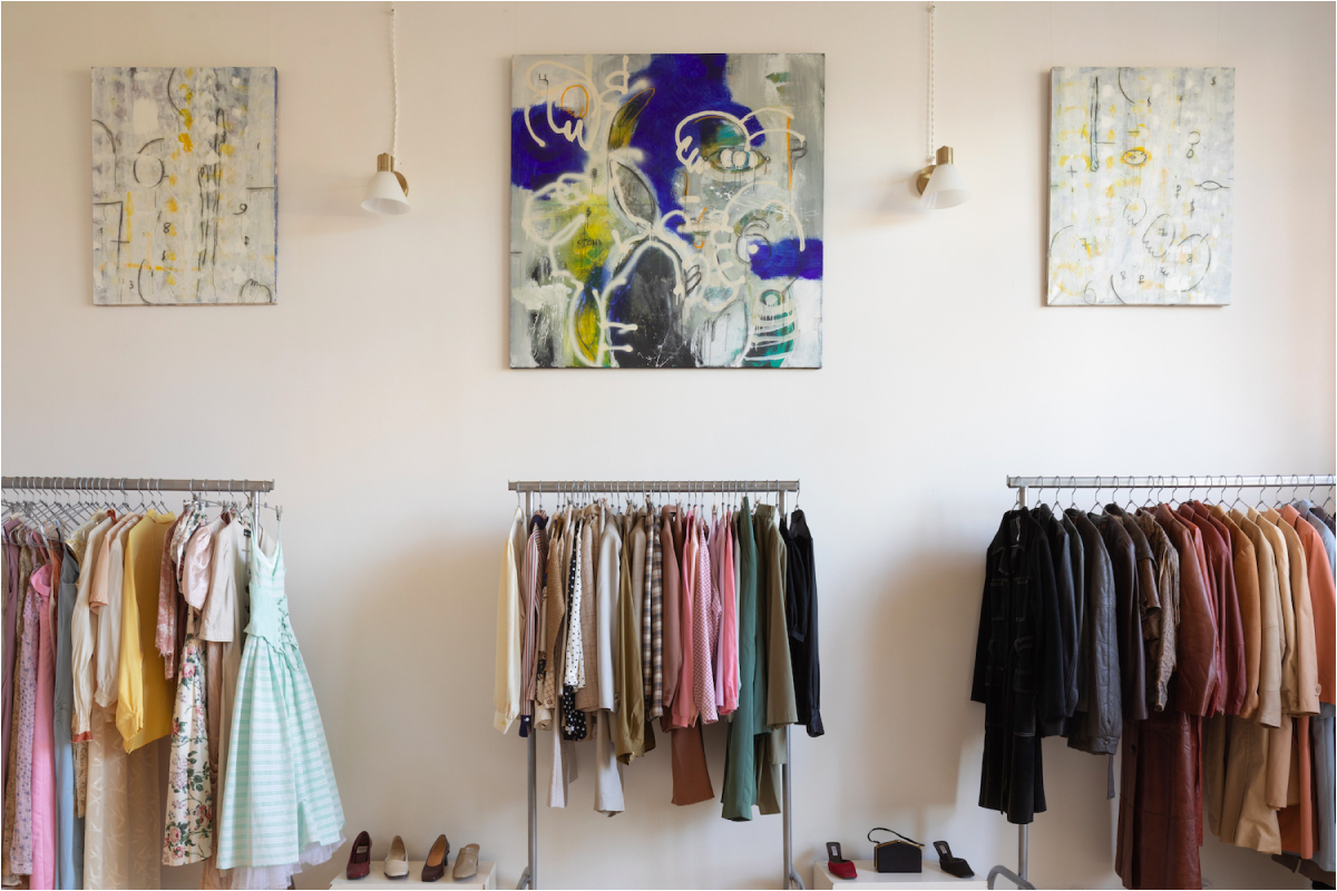 В салоне винтажной одежды Bon Appartement теперь можно купить произведения искусства (фото 1)