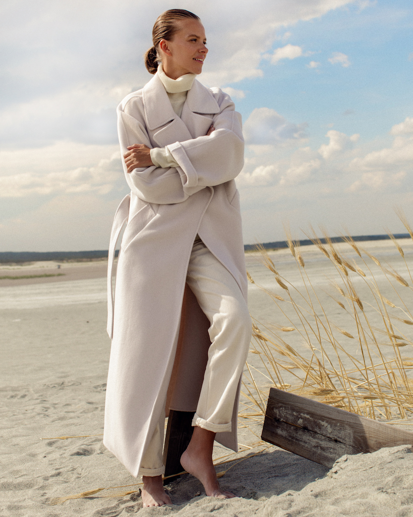 12Storeez выпустил августовскую капсулу с пальто из мериносовой шерсти и трикотажными платьями (фото 6)