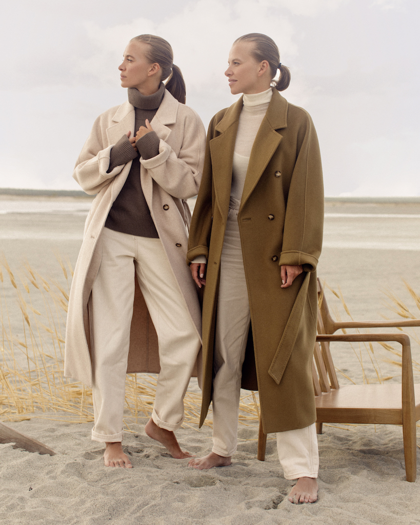 12Storeez выпустил августовскую капсулу с пальто из мериносовой шерсти и трикотажными платьями (фото 10)