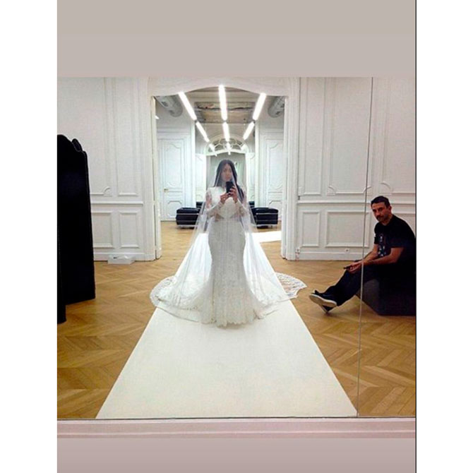 Ким Кардашьян показала фото с примерки свадебного платья (фото 6)