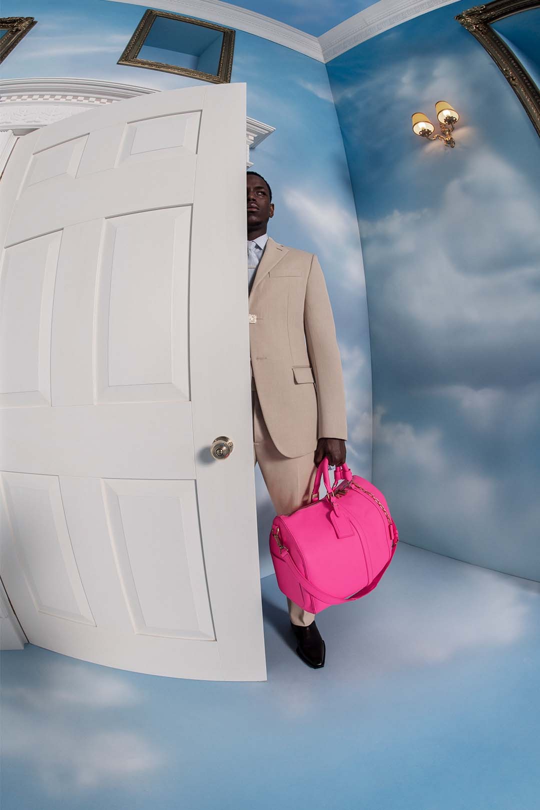 Модели позируют на фоне облаков в новой кампании Louis Vuitton (фото 1)
