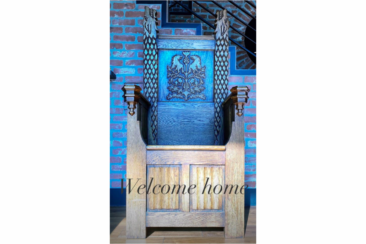 Софи Тернер хранит у себя дома трон Сансы Старк из Винтерфелла (фото 1)