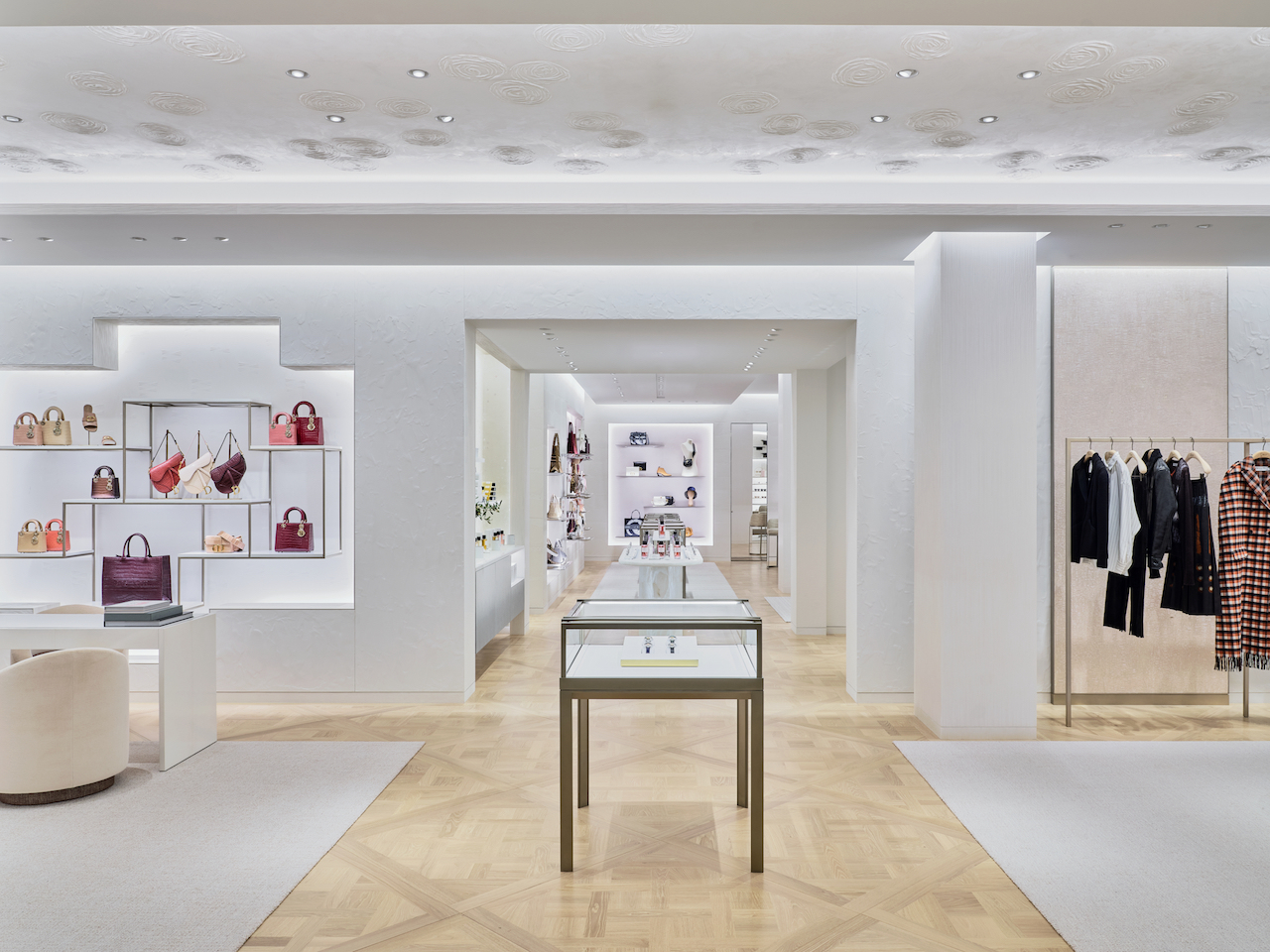 В Столешниковом переулке открылся обновленный бутик Dior (фото 4)