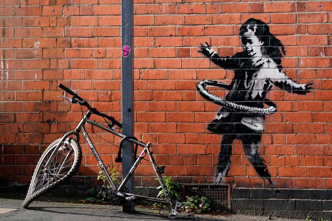 В Великобритании появилось новое граффити Бэнкси — девочка с обручем (фото 1)