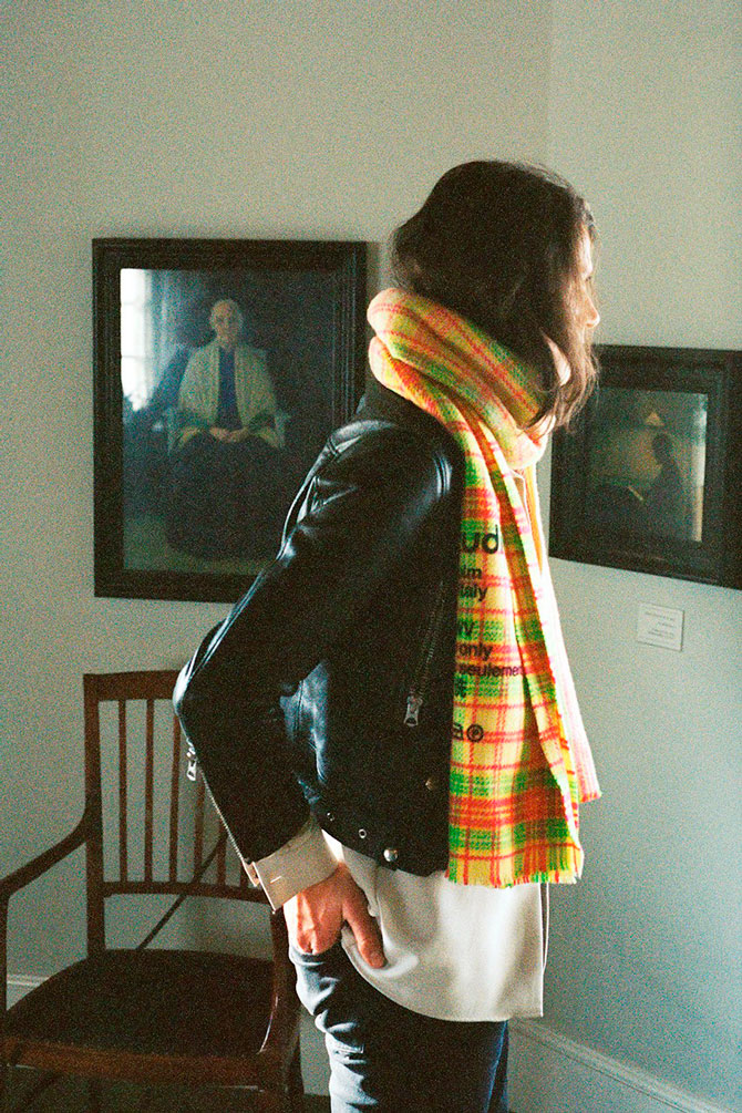 Acne Studios снял новый лукбук с шарфами в Тильской галерее (фото 4)