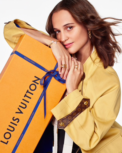 Алисия Викандер упаковывает и дарит подарки в праздничном видео Louis Vuitton (фото 2)