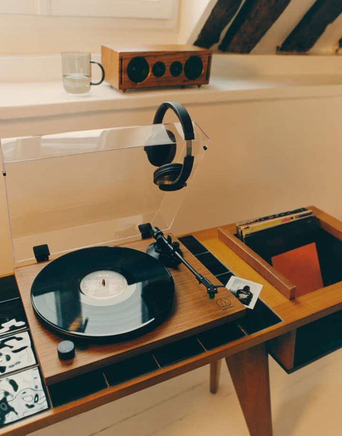 Zara Home представил коллекцию музыкальных предметов — стол для проигрывателя и усилитель (фото 1)