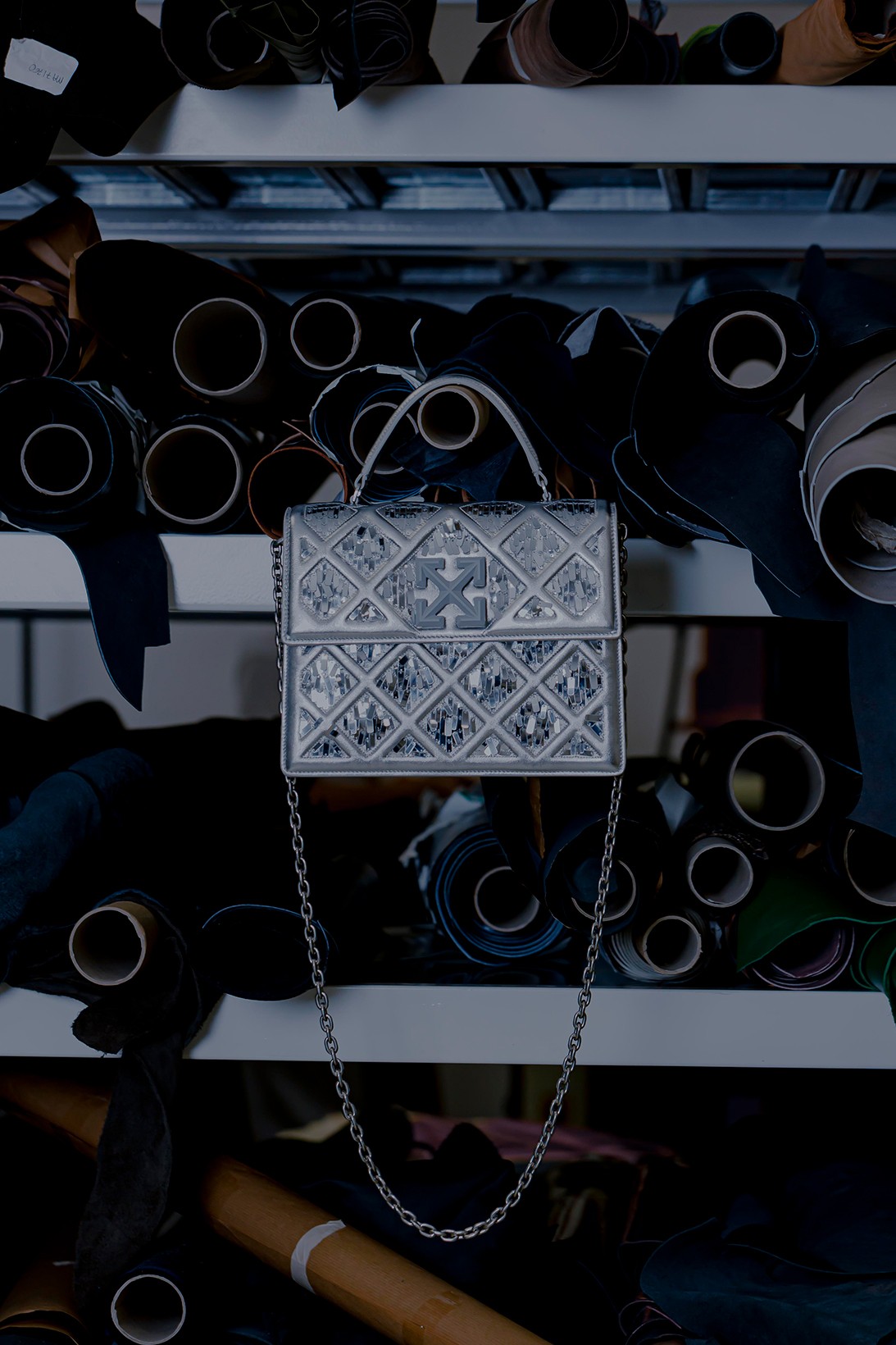 Вирджил Абло сделал для Off-White сумку, вдохновленную пирамидой Лувра (фото 2)