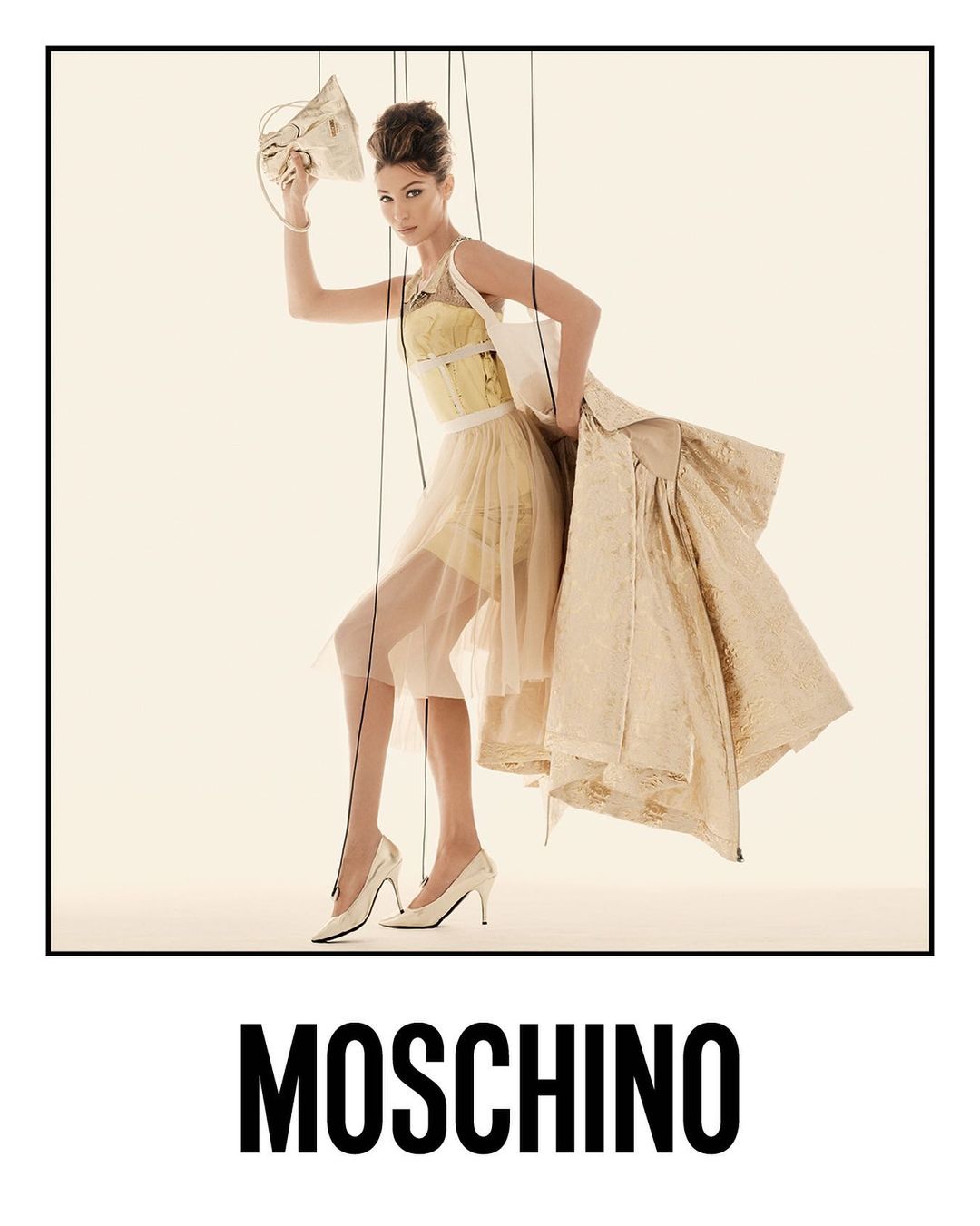 Белла Хадид и Ирина Шейк изобразили марионеток в новой кампании Moschino (фото 1)