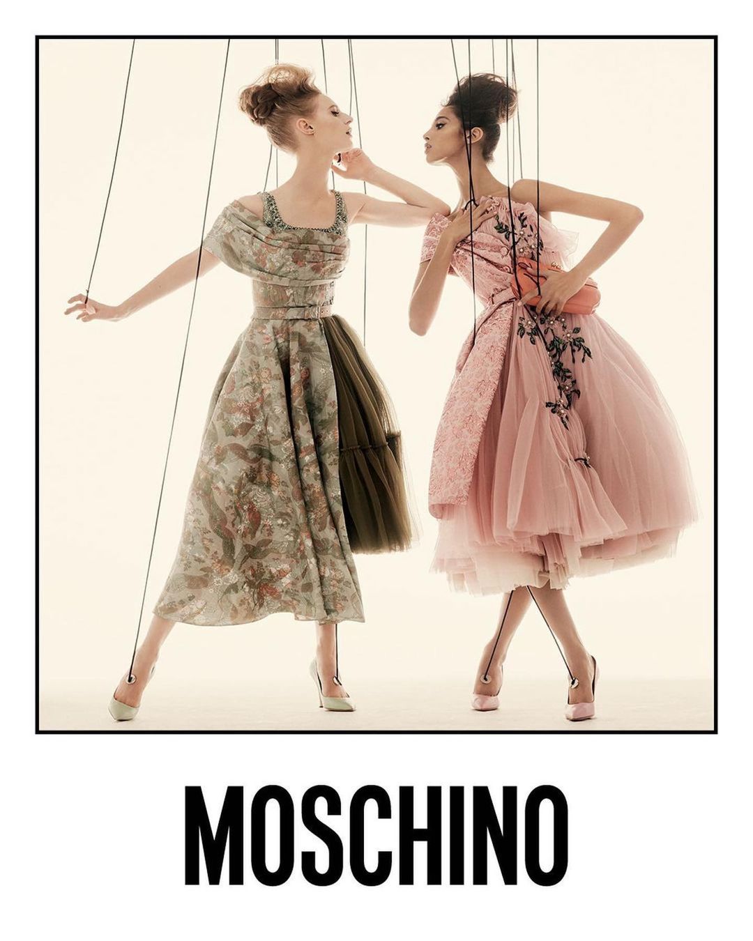 Белла Хадид и Ирина Шейк изобразили марионеток в новой кампании Moschino (фото 2)